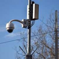 安全编辑在整理合规与隐私保护要点清单，背景为书架，光线柔和